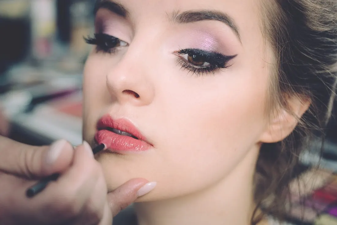 Práctica guiada de maquillaje en el aula de Academia ABBA