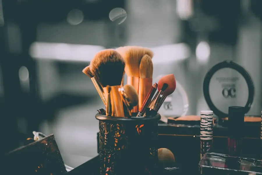 Estudiante practicando maquillaje con apoyo de una instructora